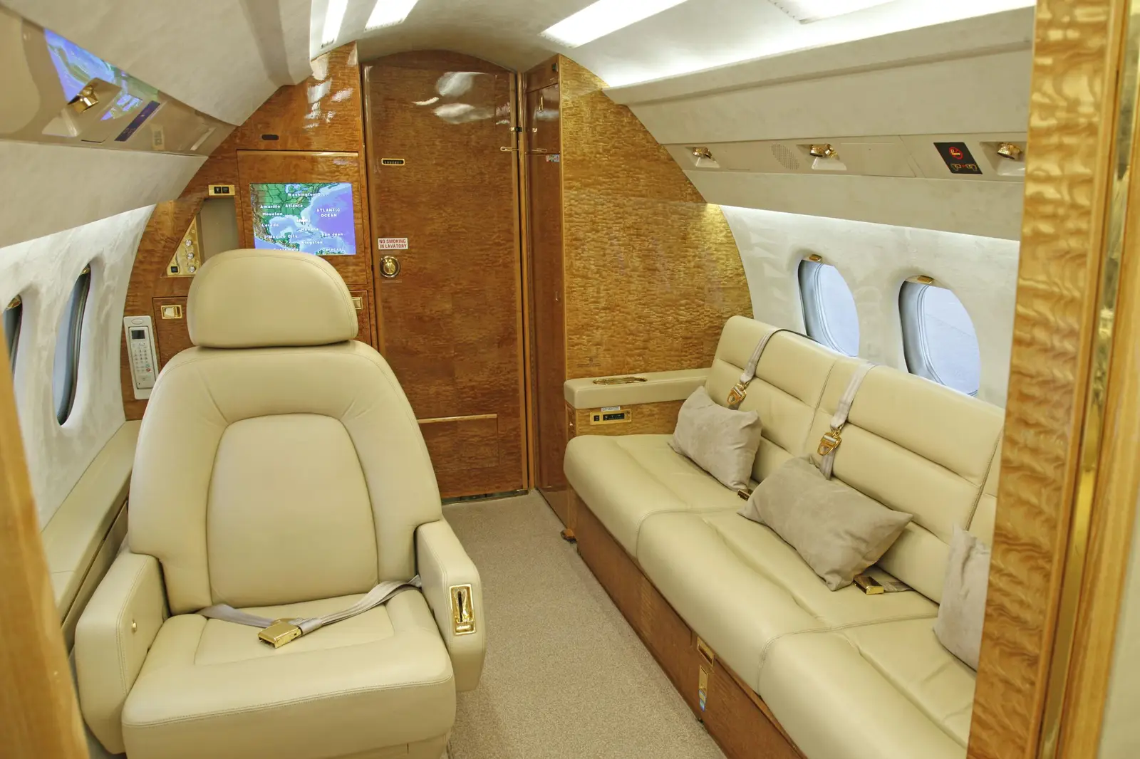 Dassault Falcon 900 N361K operated by AirStat, Inc., KHQU photo 4