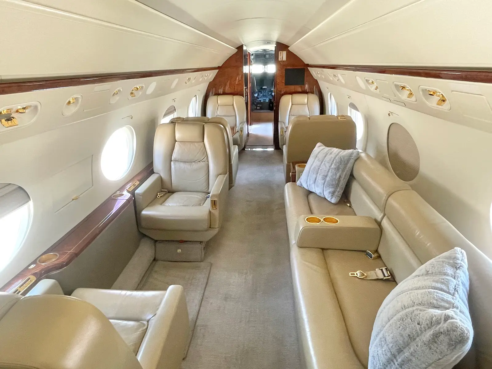 Gulfstream G550 N365LV operated by Cirrus Aviation Services photo 4