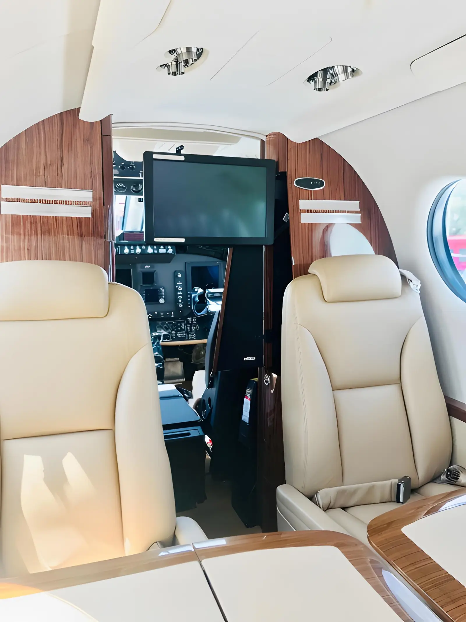 Beechcraft King Air 350iER N365PT operated by JPS Aviation LLC photo 5