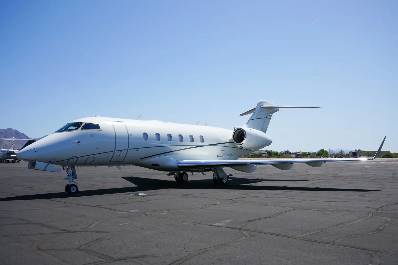 Bombardier Challenger 300 N370EL operated by Jet Linx Aviation, LLC photo 2