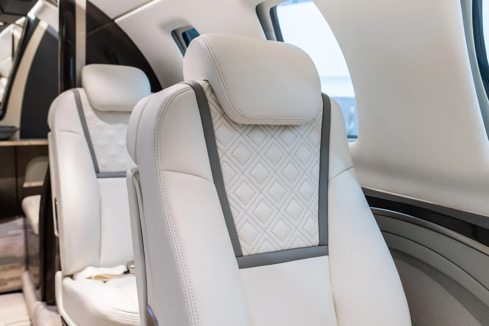 Cessna Citation CJ4 N372CZ operated by Cirrus Aviation Services photo 4
