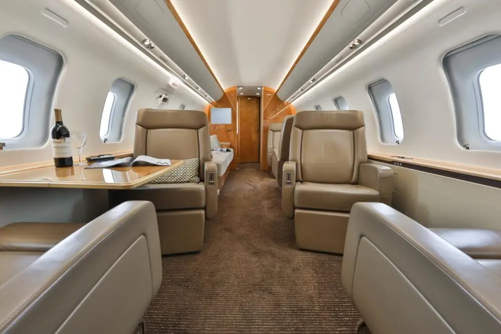 Bombardier Challenger 605 N372G operated by Solairus Aviation photo 2