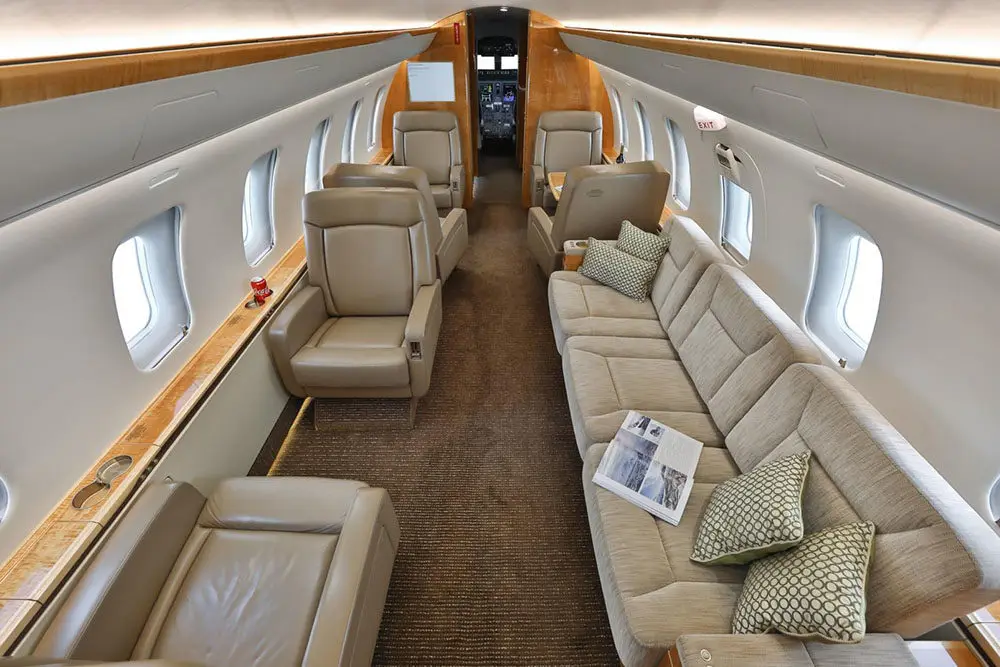 Bombardier Challenger 605 N372G operated by Solairus Aviation photo 3