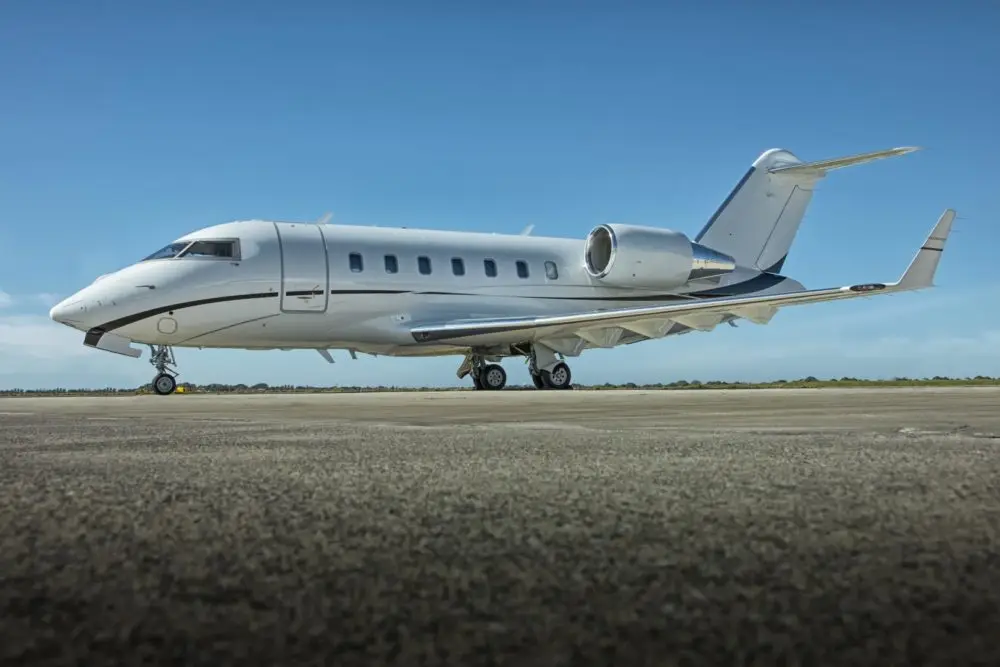 Bombardier Challenger 605 N372G operated by Solairus Aviation photo 4