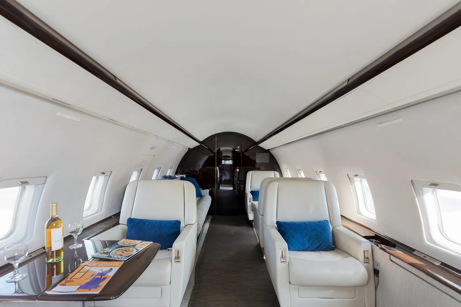 Bombardier Challenger 604 N372MZ operated by Ventura Air Services photo 2