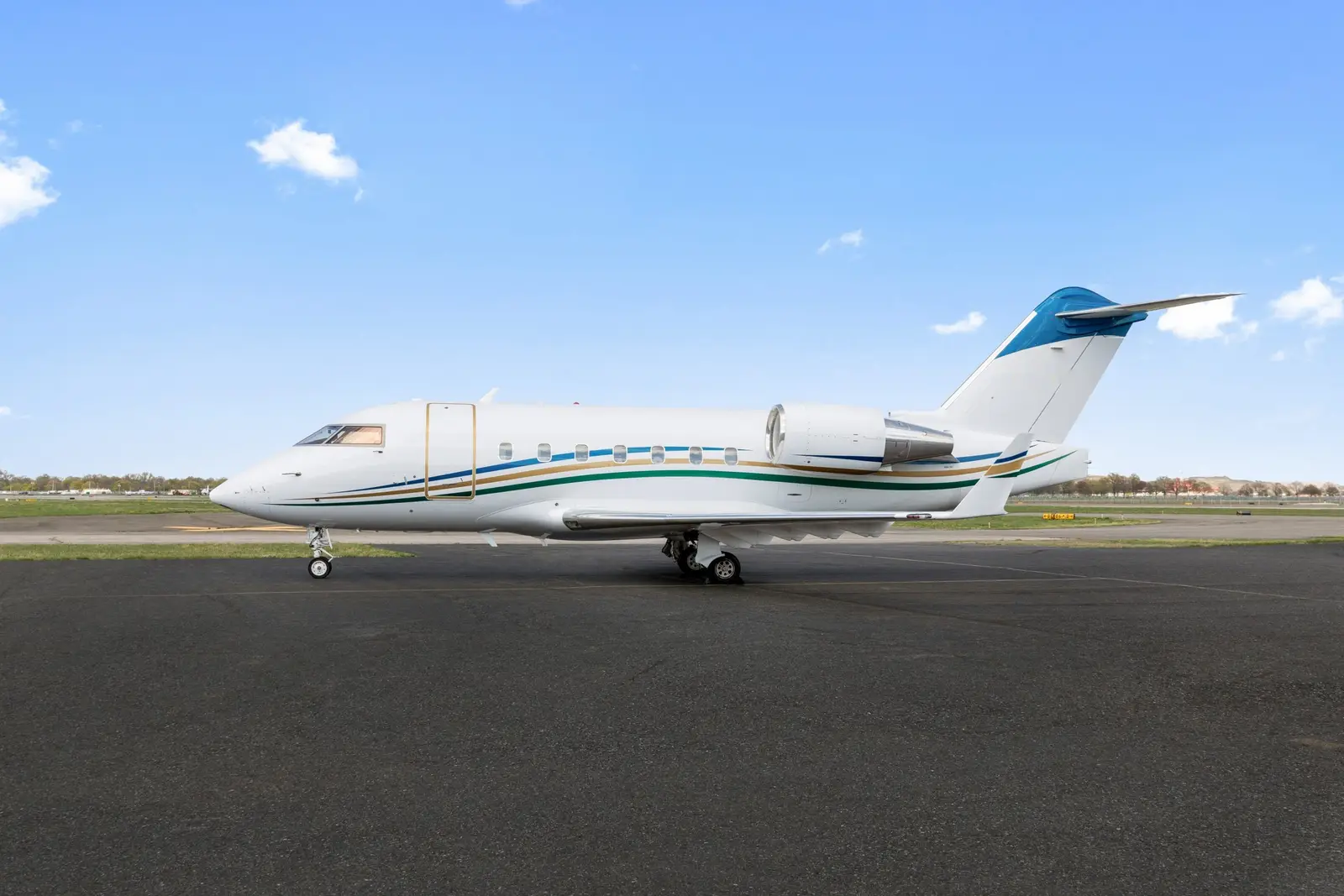 Bombardier Challenger 604 N372MZ operated by Ventura Air Services photo 3