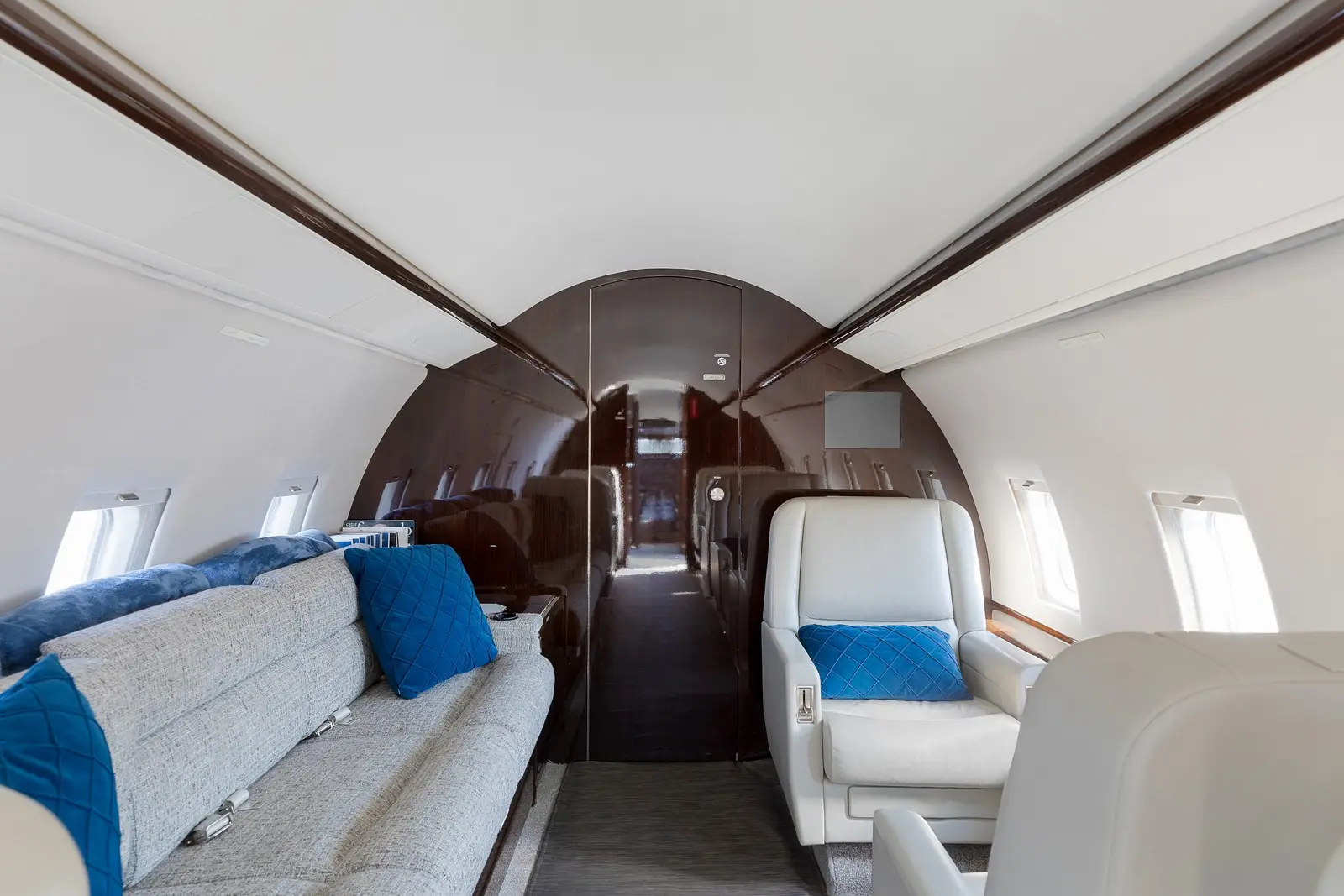 Bombardier Challenger 604 N372MZ operated by Ventura Air Services photo 4