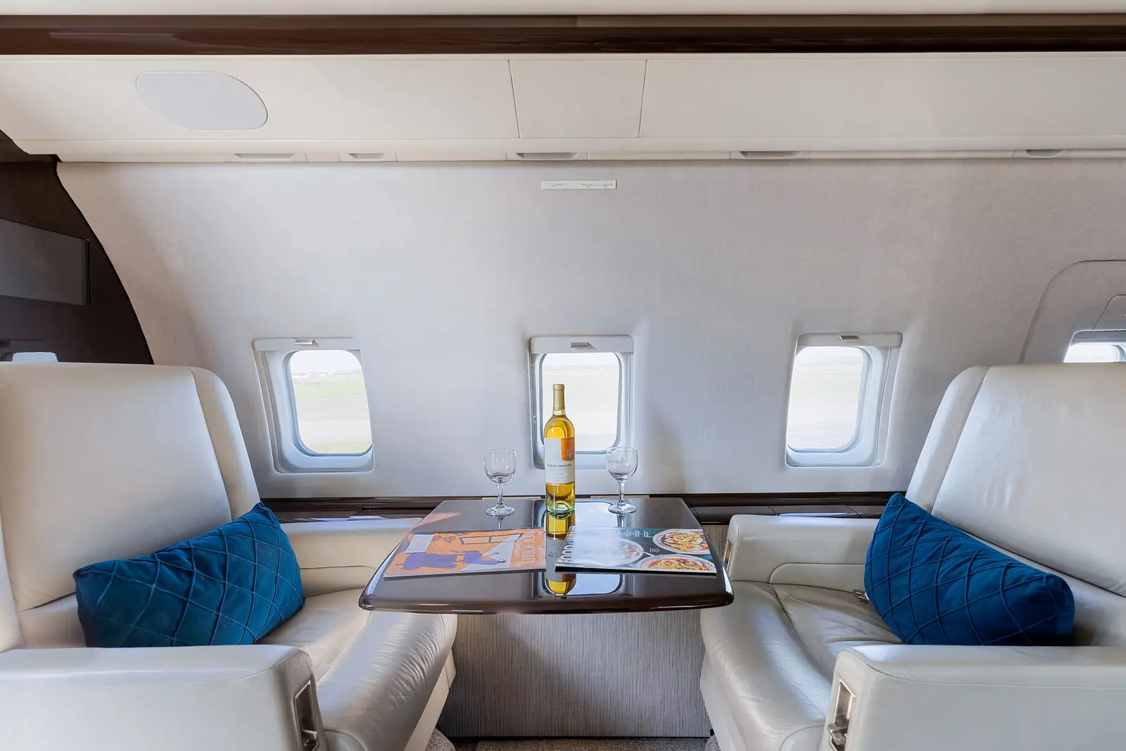 Bombardier Challenger 604 N372MZ operated by Ventura Air Services photo 5