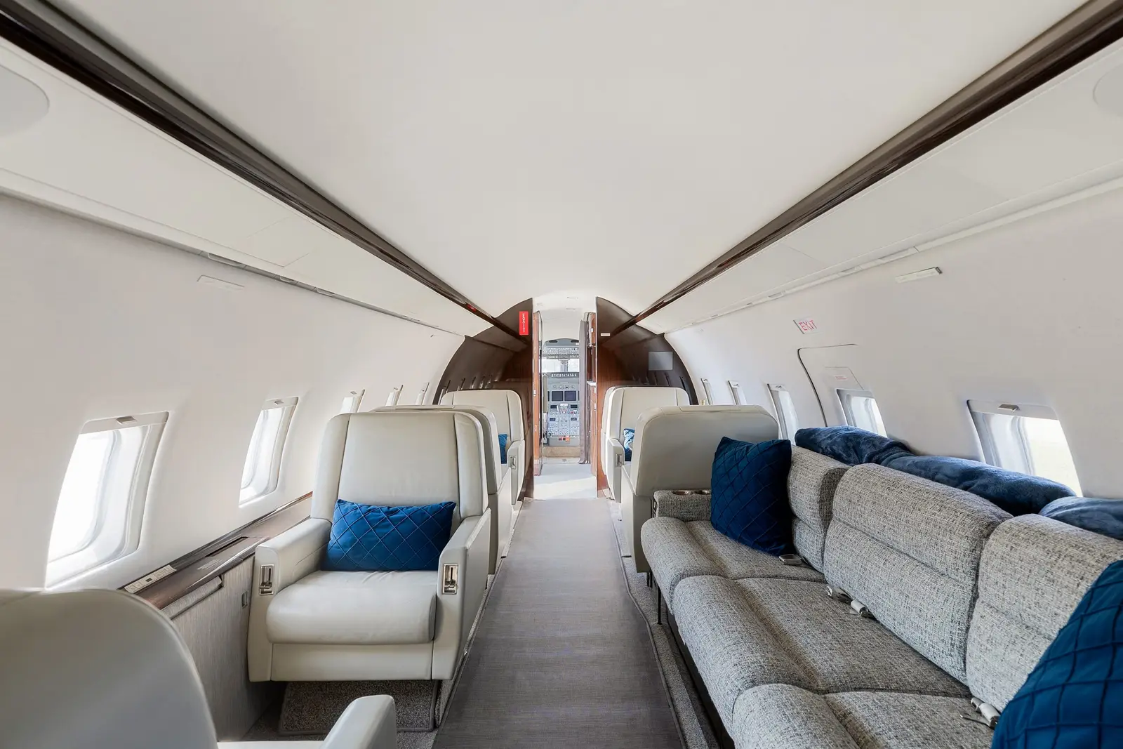 Bombardier Challenger 604 N372MZ operated by Ventura Air Services photo 6