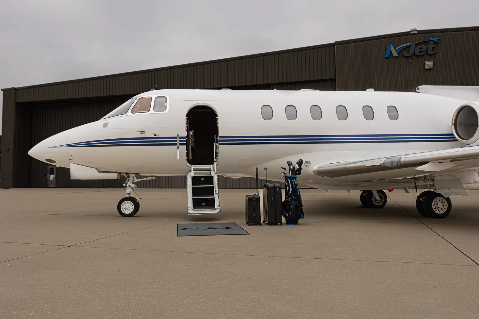 Beechcraft Hawker 900XP N377JC operated by N-Jet photo 4