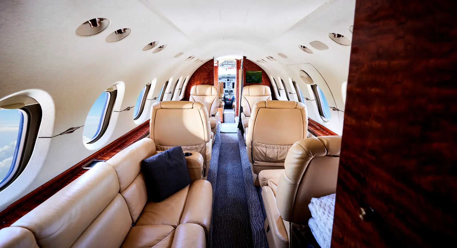 Beechcraft Hawker 800XP N383TK operated by Reynolds Jet Management photo 2