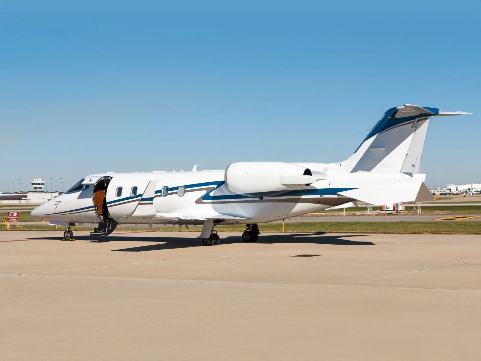 Bombardier Learjet 60 N384JW operated by Aurora Aviation photo 4