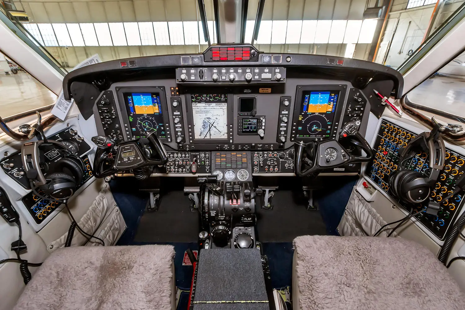 Beechcraft King Air 350 N400AY operated by Axis Jet photo 6