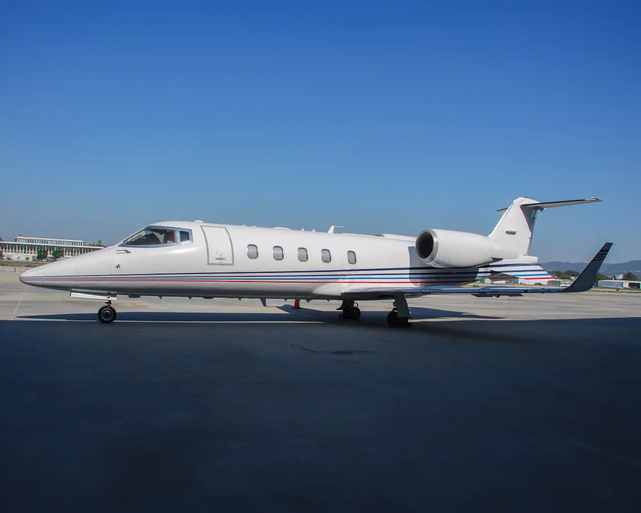 Bombardier Learjet 60 N401SY operated by Dreamline Aviation, LLC photo 2