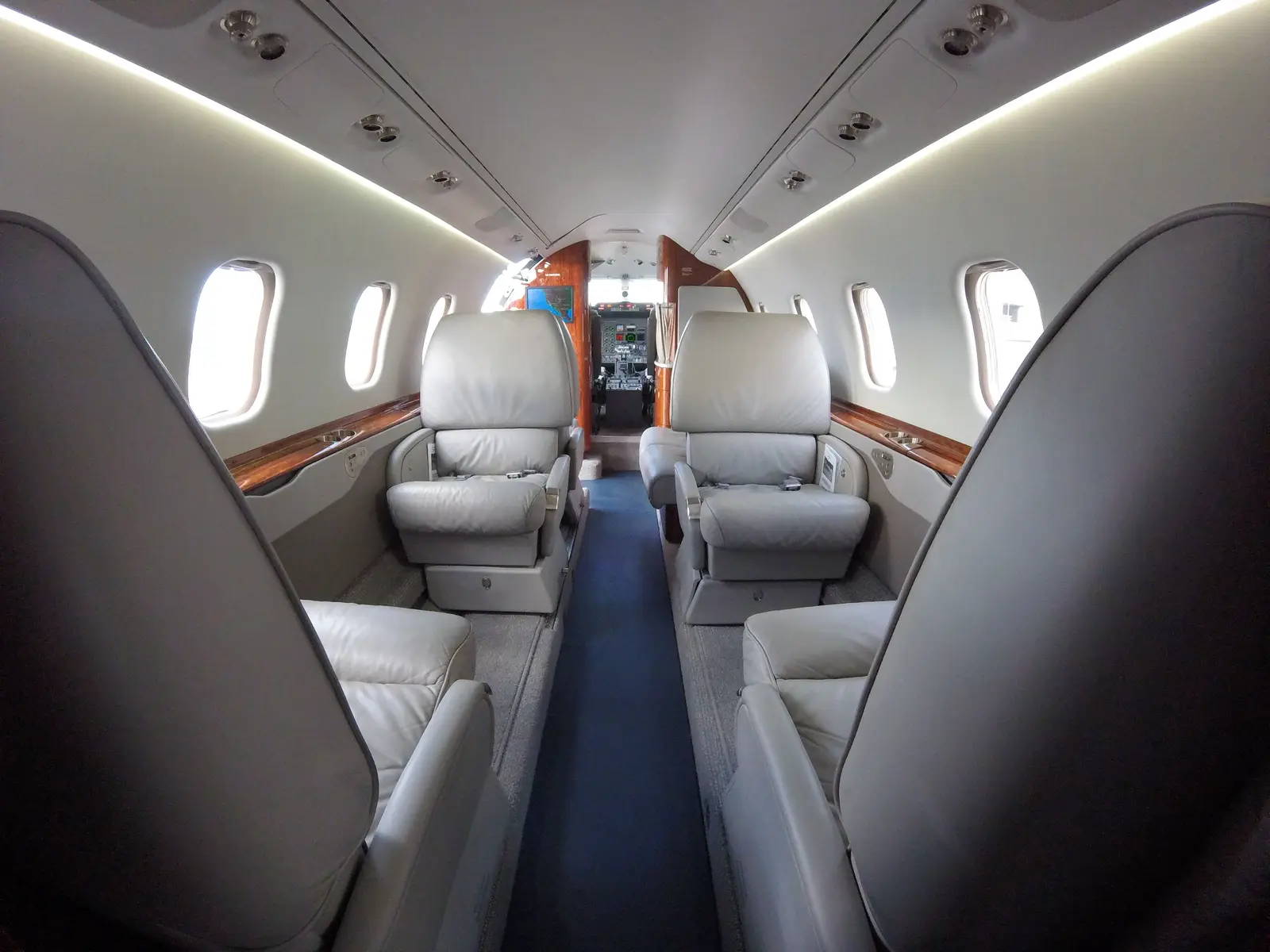 Bombardier Learjet 60 N401SY operated by Dreamline Aviation, LLC photo 3