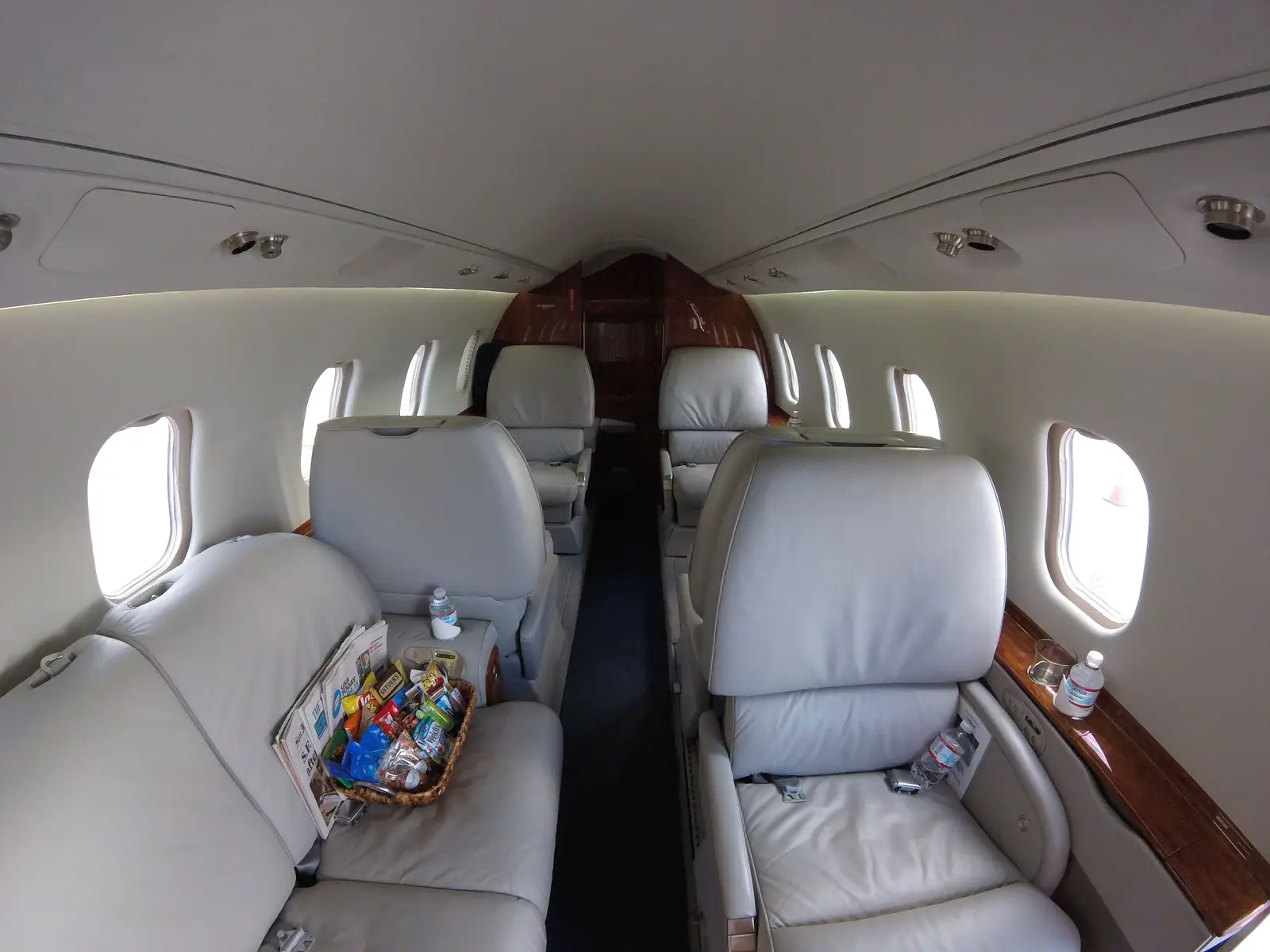 Bombardier Learjet 60 N401SY operated by Dreamline Aviation, LLC photo 4
