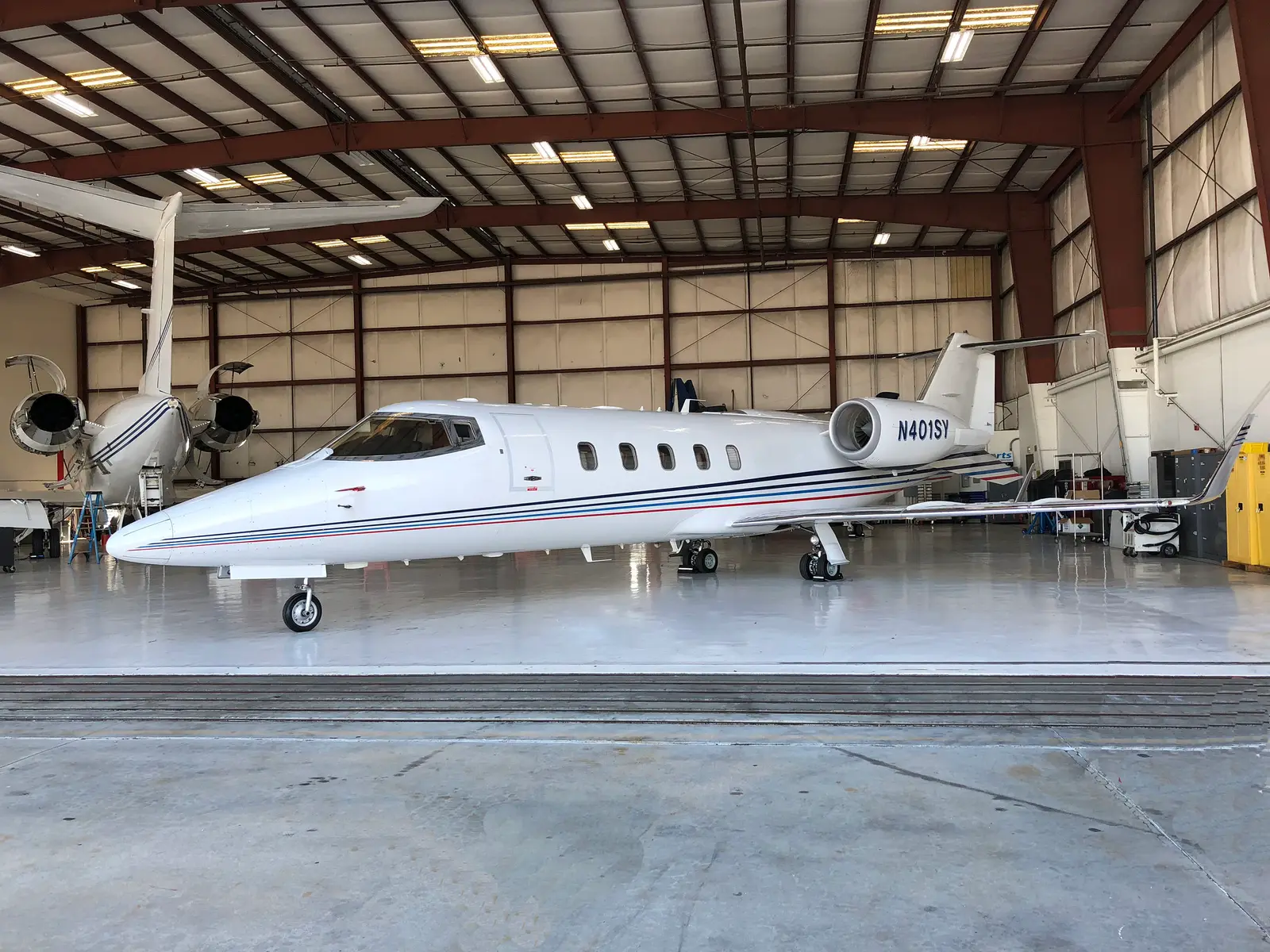 Bombardier Learjet 60 N401SY operated by Dreamline Aviation, LLC photo 6