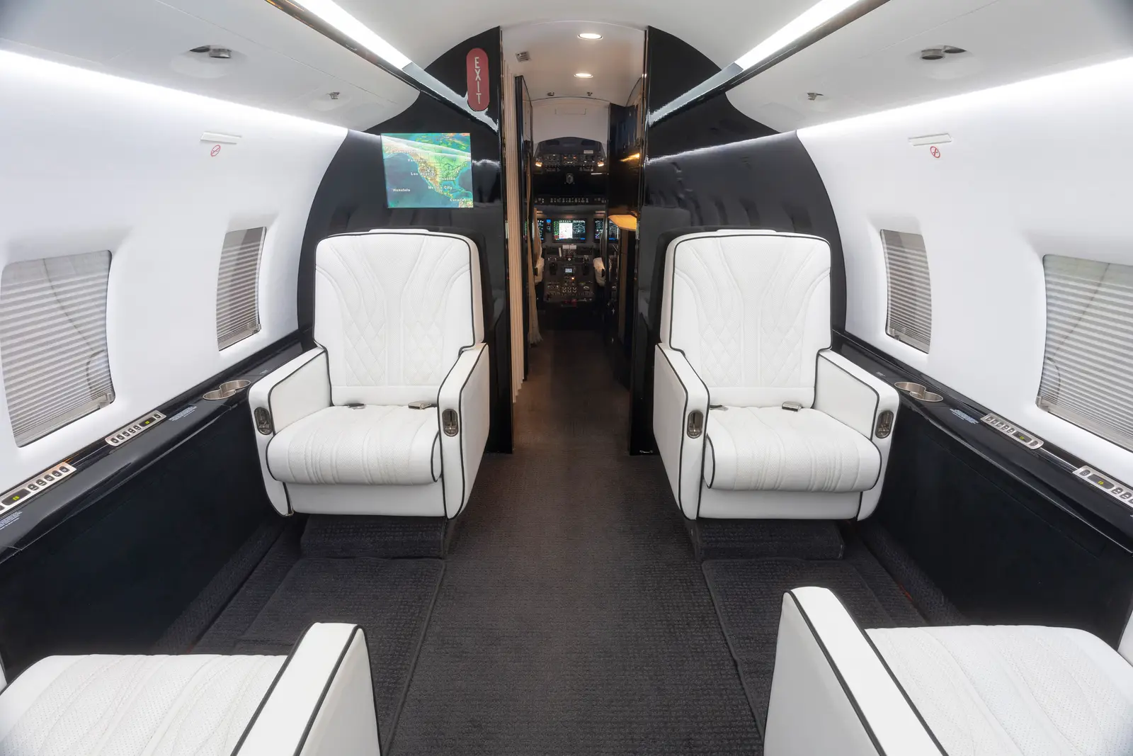 Bombardier Challenger 604 N408BF operated by Jet Linx Aviation, LLC photo 2