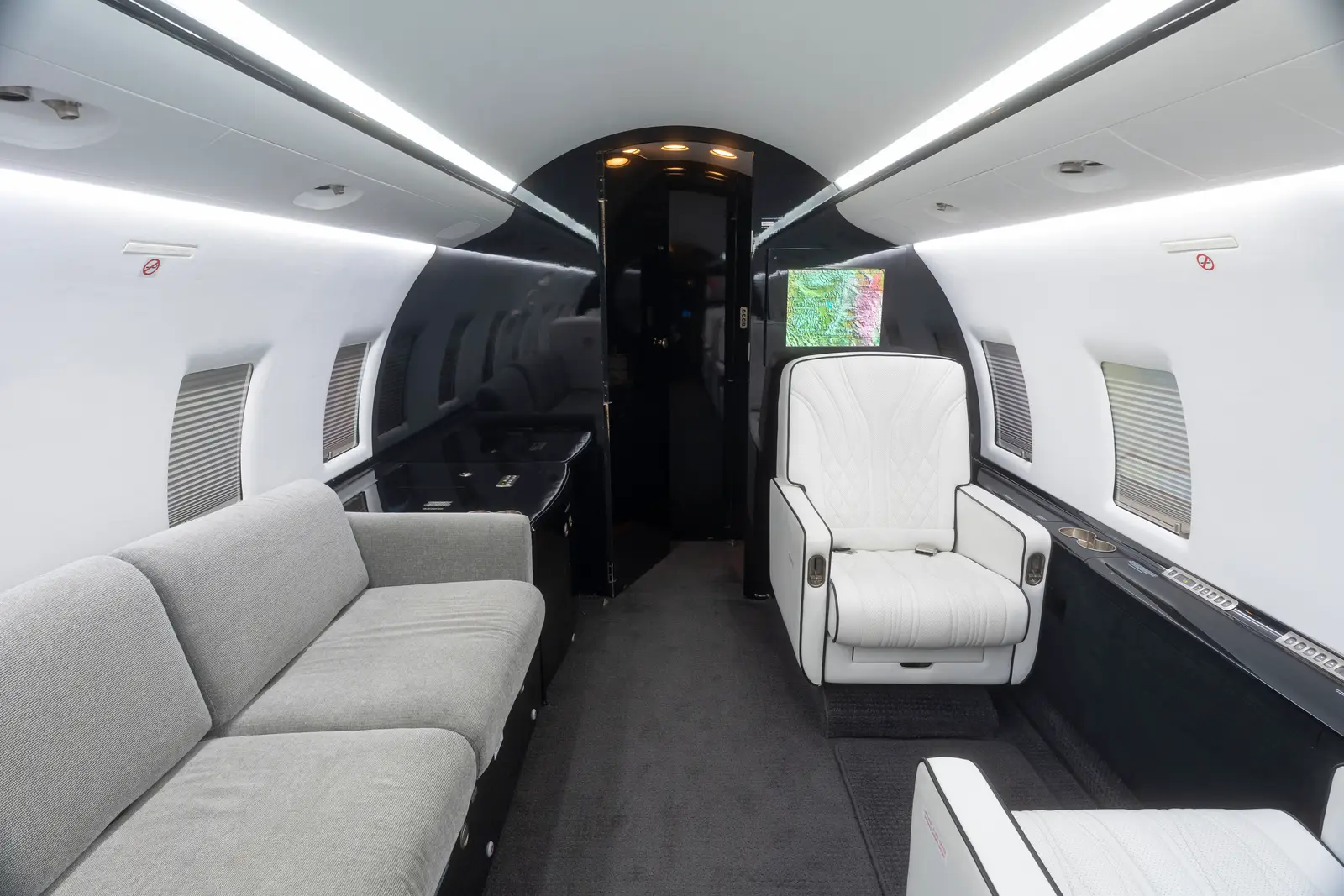 Bombardier Challenger 604 N408BF operated by Jet Linx Aviation, LLC photo 4
