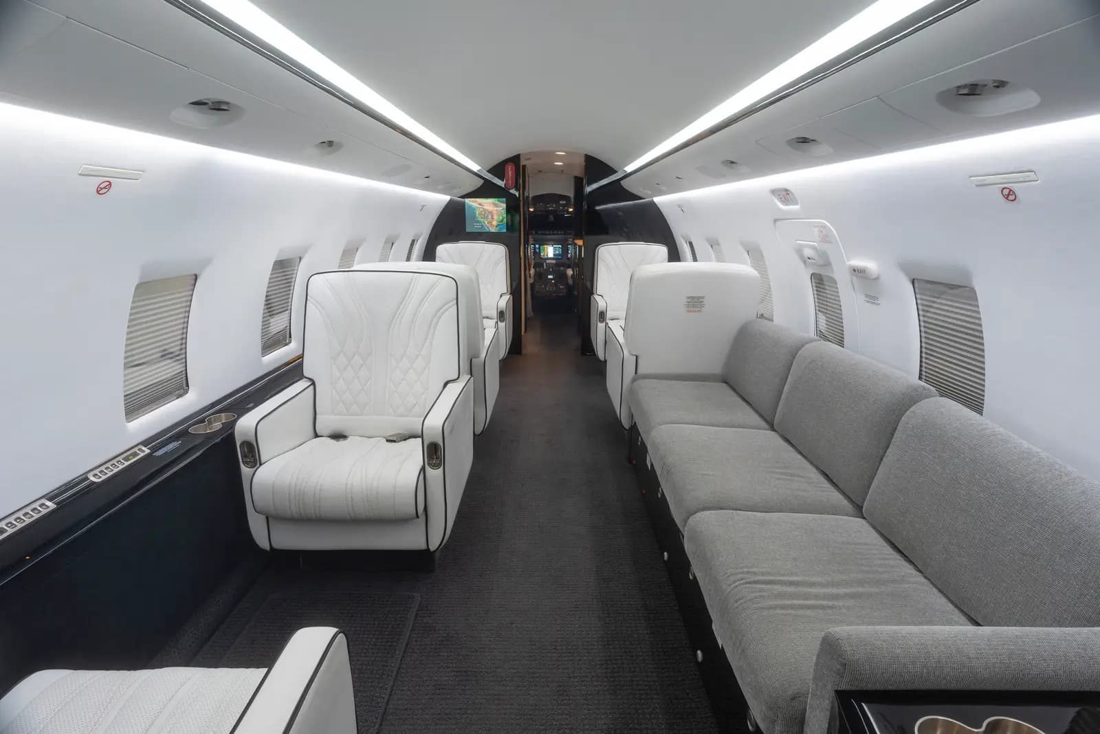 Bombardier Challenger 604 N408BF operated by Jet Linx Aviation, LLC photo 6