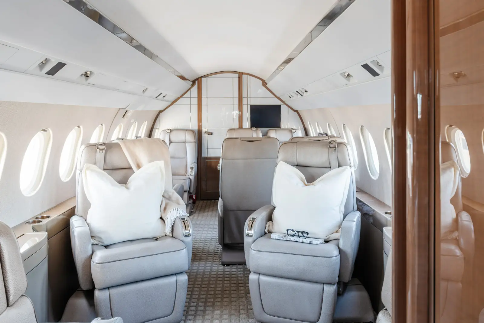 Dassault Falcon 2000LX N408LS operated by Aircraft Services Group, Inc. photo 3