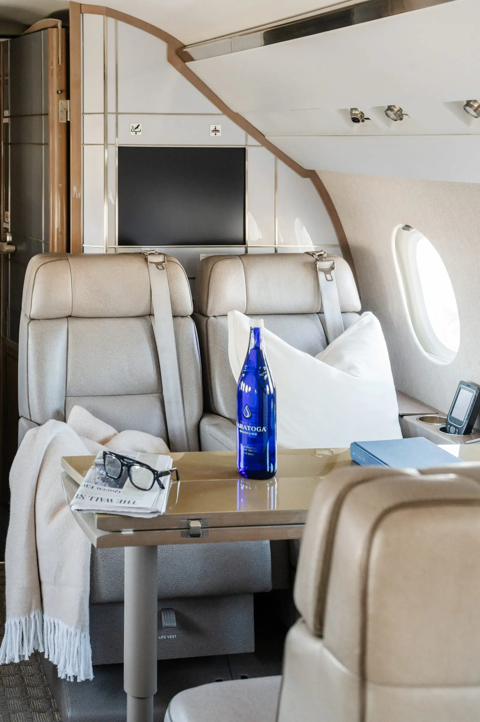 Dassault Falcon 2000LX N408LS operated by Aircraft Services Group, Inc. photo 4