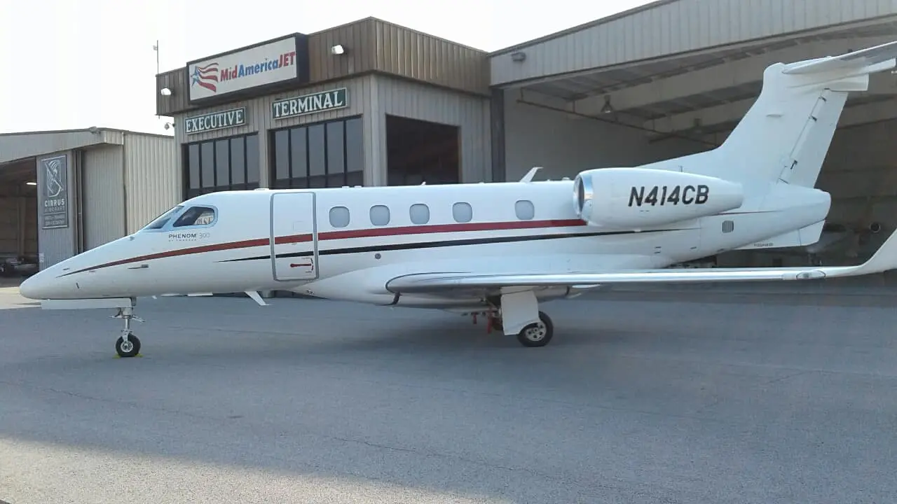 Embraer Phenom 300 N414CB