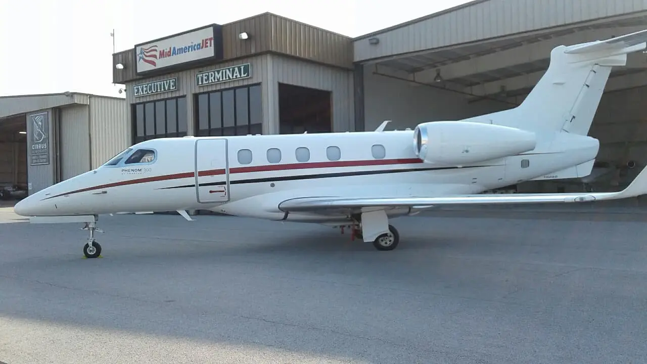 Embraer Phenom 300 N414CB operated by MidAmericaJet, Inc. photo 2