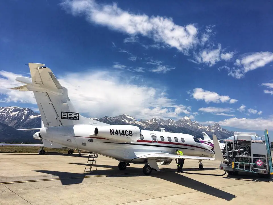 Embraer Phenom 300 N414CB operated by MidAmericaJet, Inc. photo 3