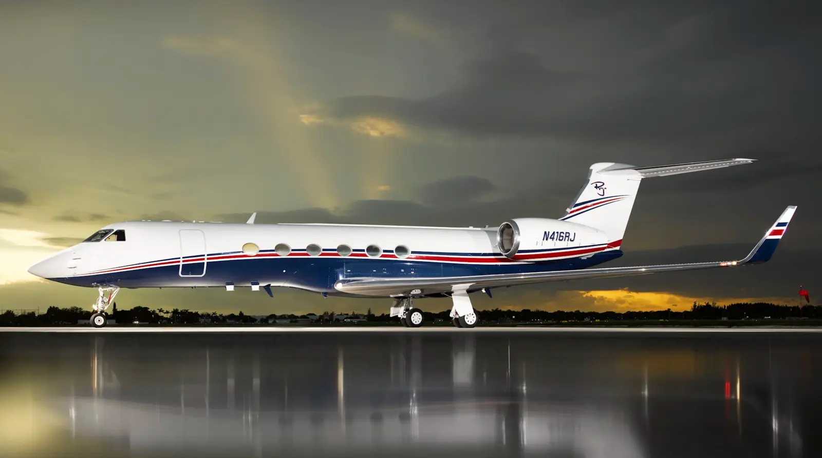 Gulfstream V N416RJ operated by Alerion Aviation, exterior