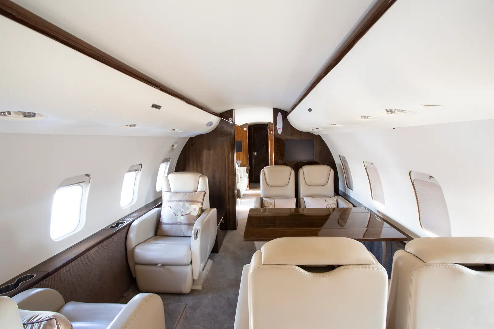 Bombardier Challenger 850 N417NL operated by Cirrus Aviation Services photo 4