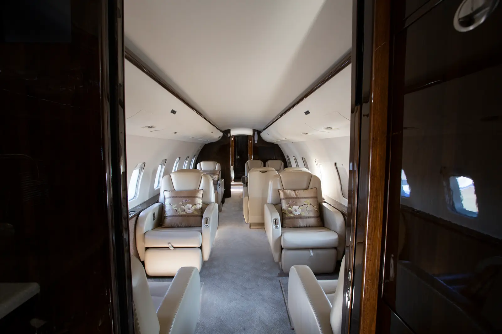 Bombardier Challenger 850 N417NL operated by Cirrus Aviation Services photo 5