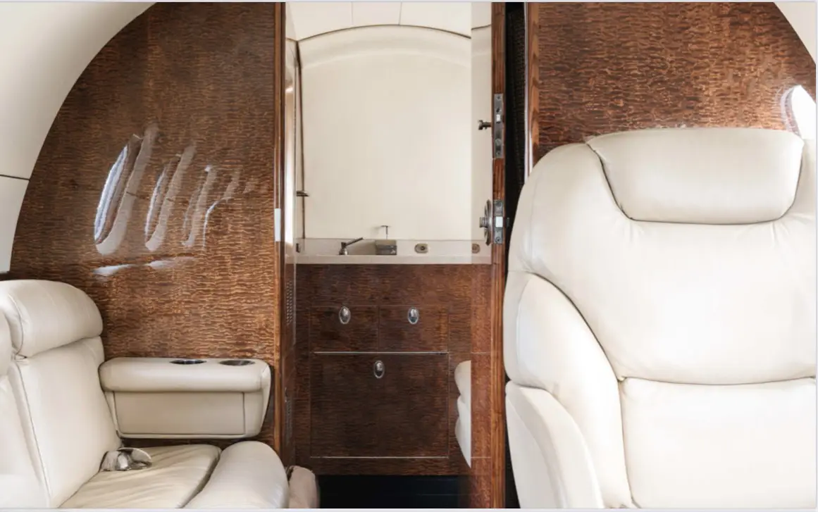 Beechcraft Hawker 800XP N417TM operated by Aircharters Worldwide, Inc. photo 2