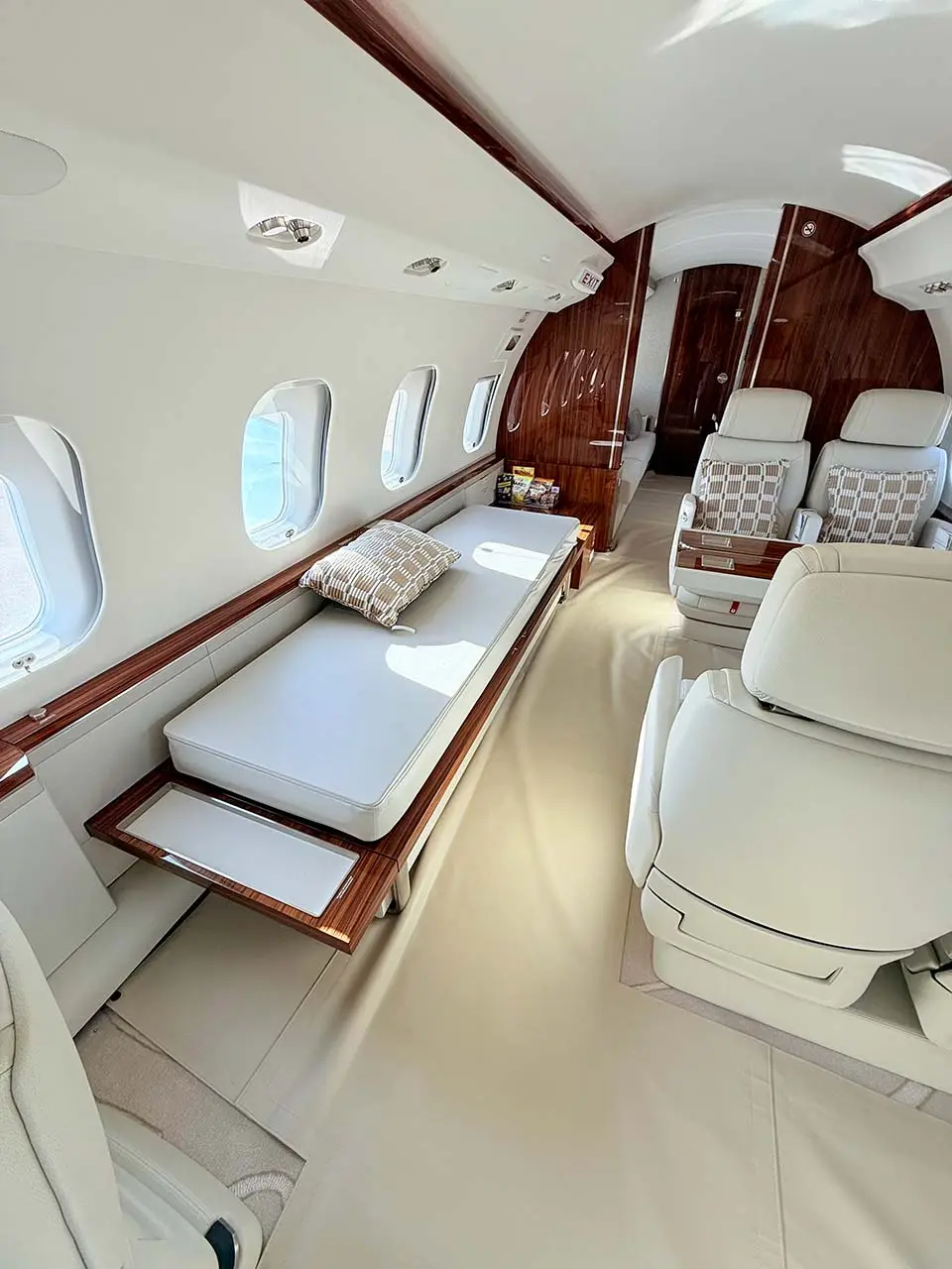 Bombardier Global 6500 N423JL operated by Fair Wind Air Charter photo 3