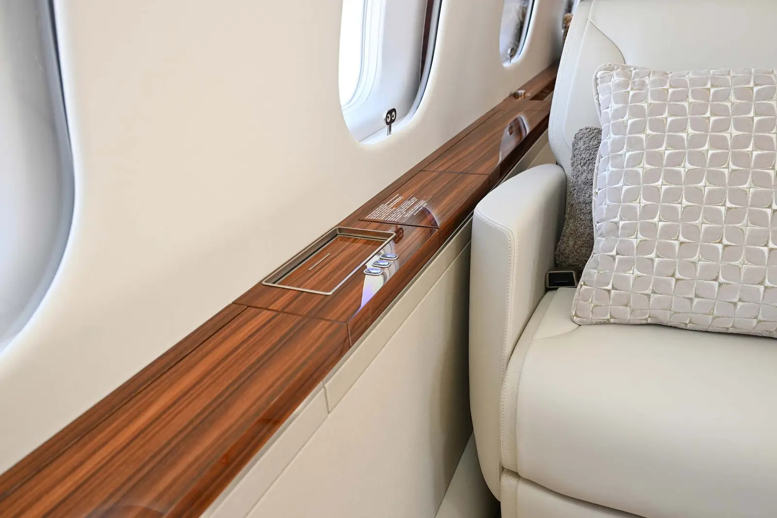 Bombardier Global 6500 N423JL operated by Fair Wind Air Charter photo 6