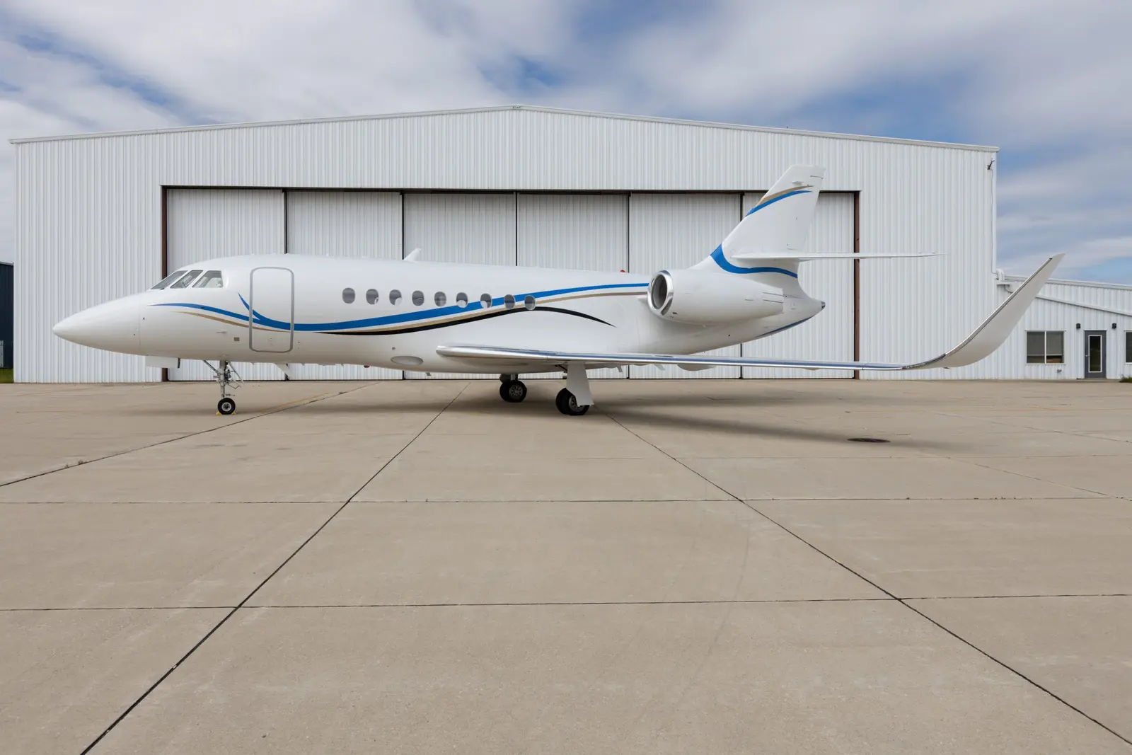 Dassault Falcon 2000EX N427MJ operated by Aviation Advisor, Inc. photo 5