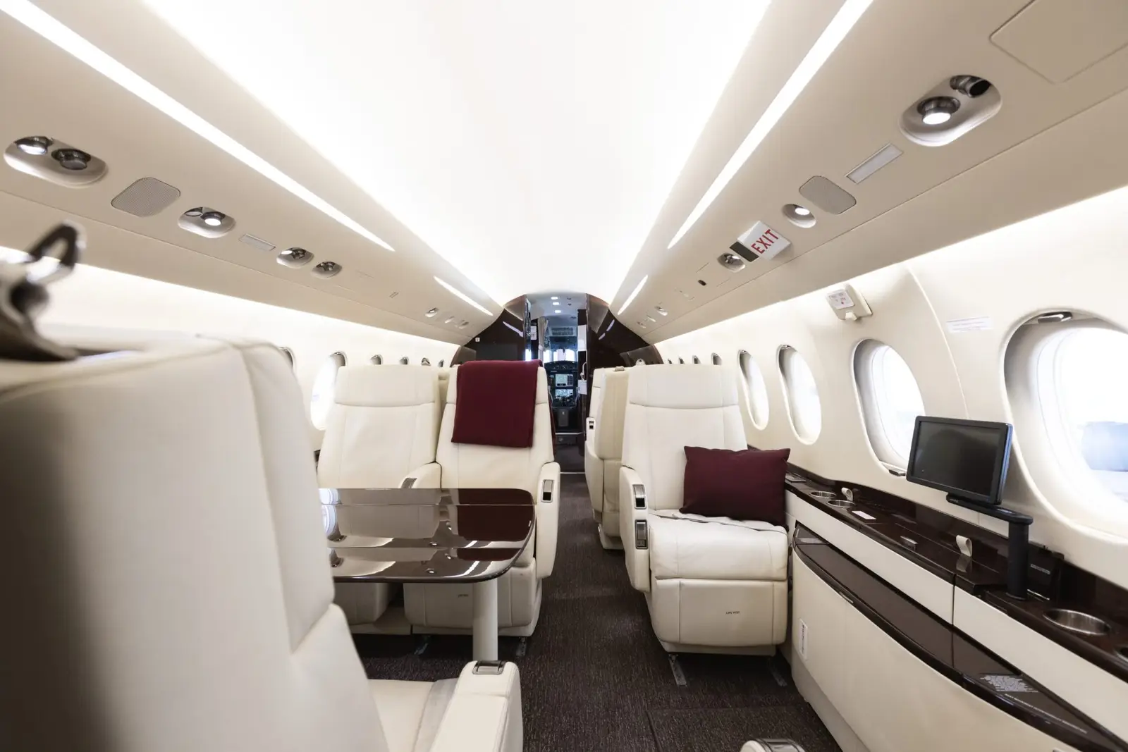 Dassault Falcon 2000EX N427MJ operated by Aviation Advisor, Inc. photo 2