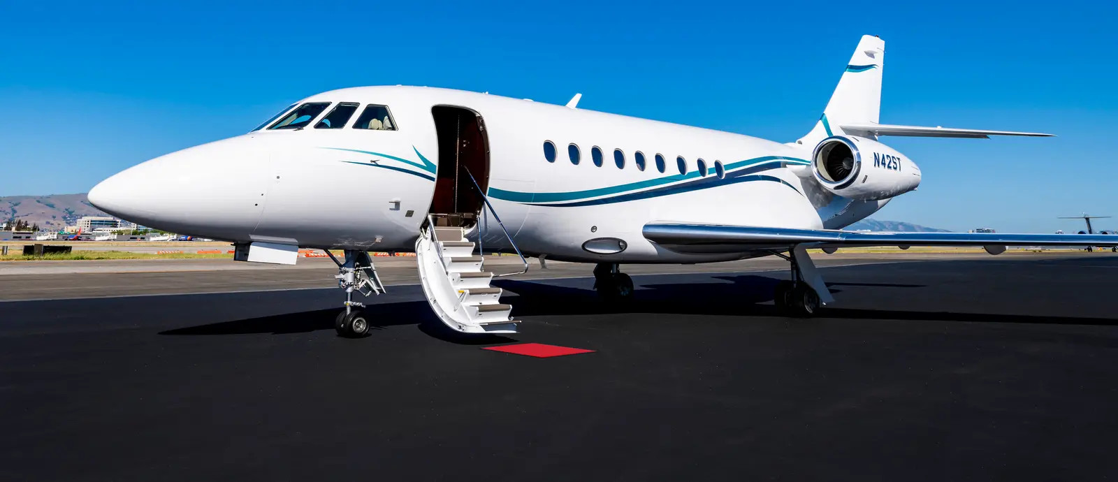 Dassault Falcon 2000 N42ST operated by Silicon Valley Express Siskiyou Aviation, exterior