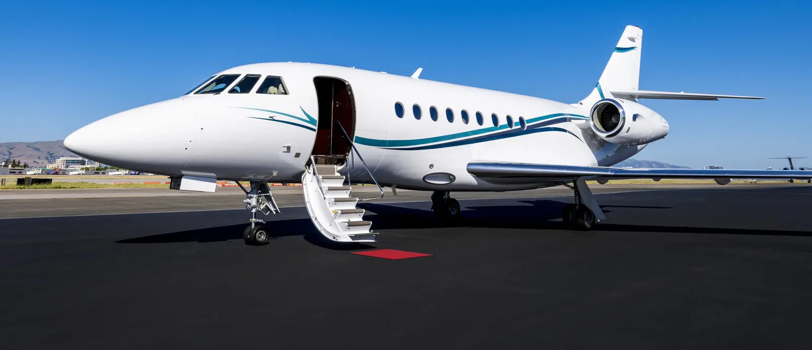 Dassault Falcon 2000 N42ST operated by Silicon Valley Express Siskiyou Aviation photo 3