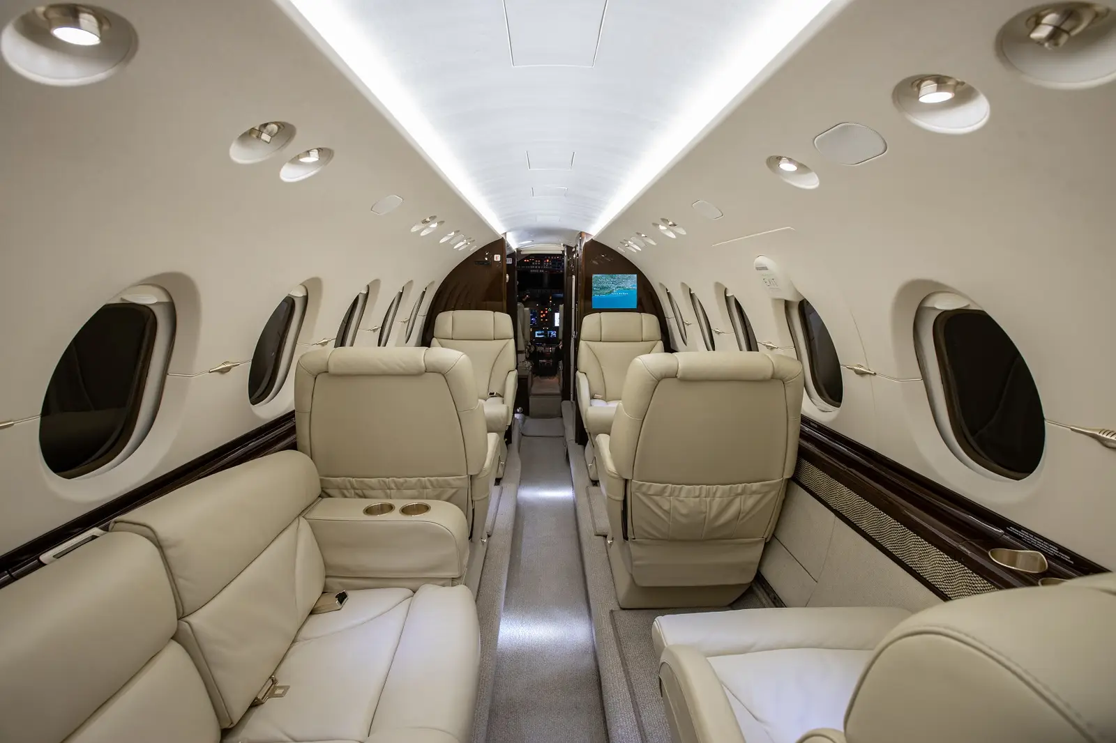 Beechcraft Hawker 900XP N431JD operated by SpiritJets, LLC photo 5