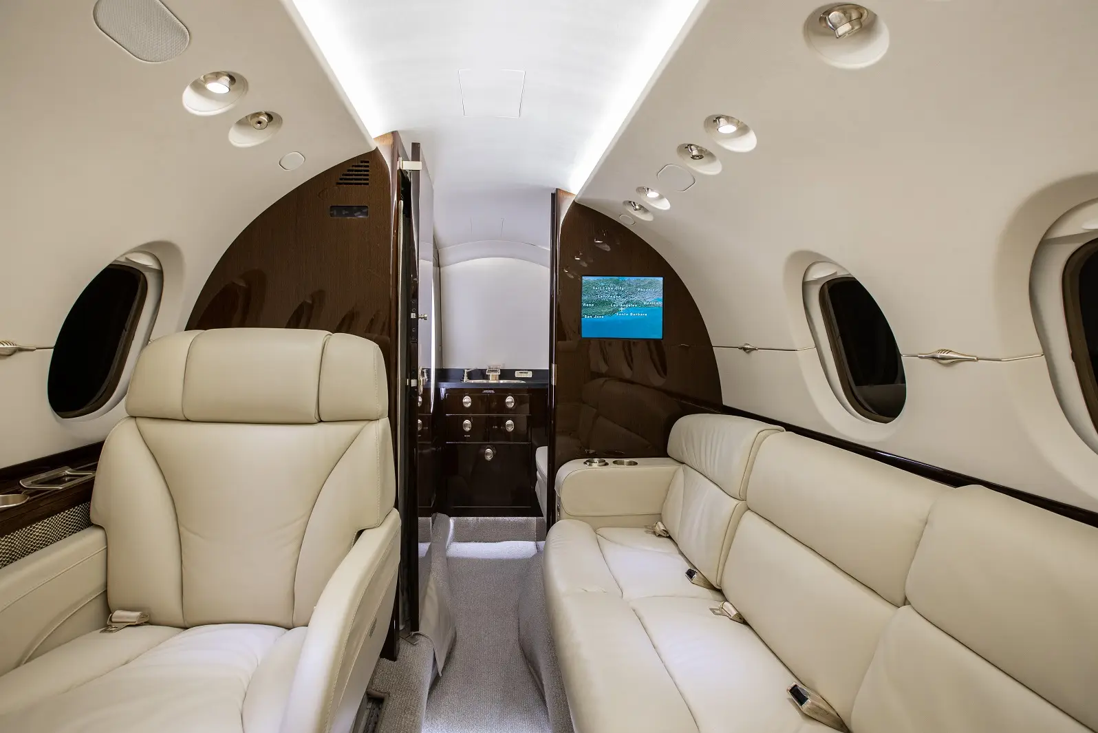 Beechcraft Hawker 900XP N431JD operated by SpiritJets, LLC photo 6