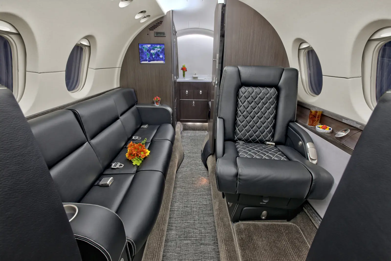 Beechcraft Hawker 800XP N440WP operated by AEM Aviation, KDPA photo 2
