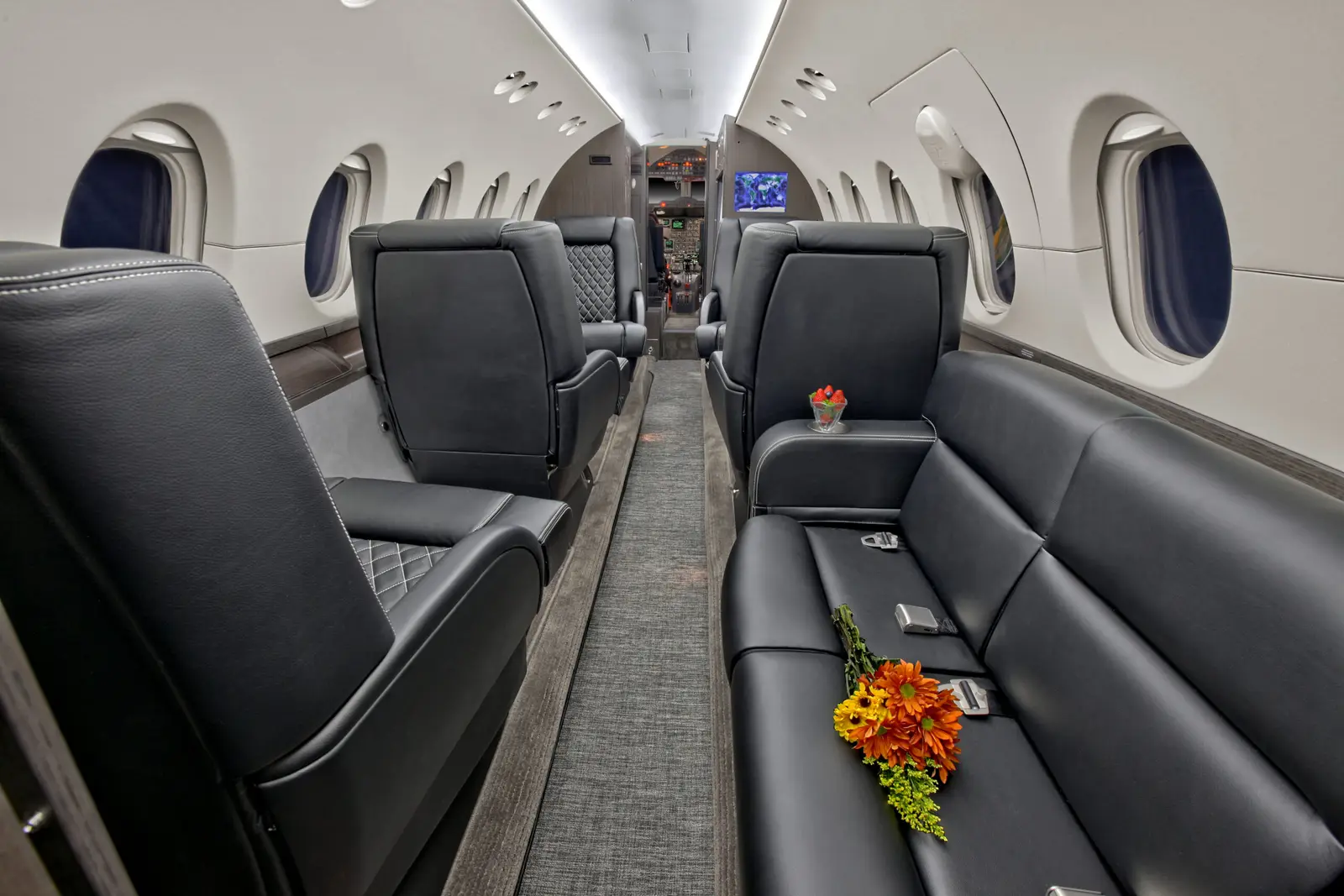 Beechcraft Hawker 800XP N440WP operated by AEM Aviation, KDPA photo 3