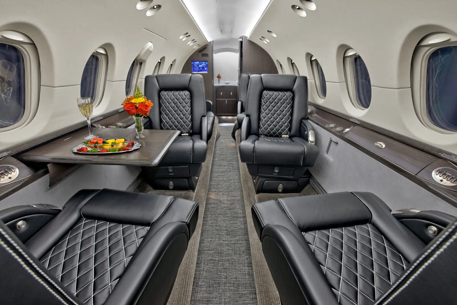 Beechcraft Hawker 800XP N440WP operated by AEM Aviation, KDPA photo 4