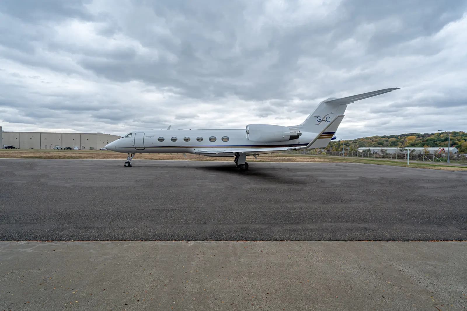Gulfstream IV N44CE operated by Global Air Charters, Inc. photo 2