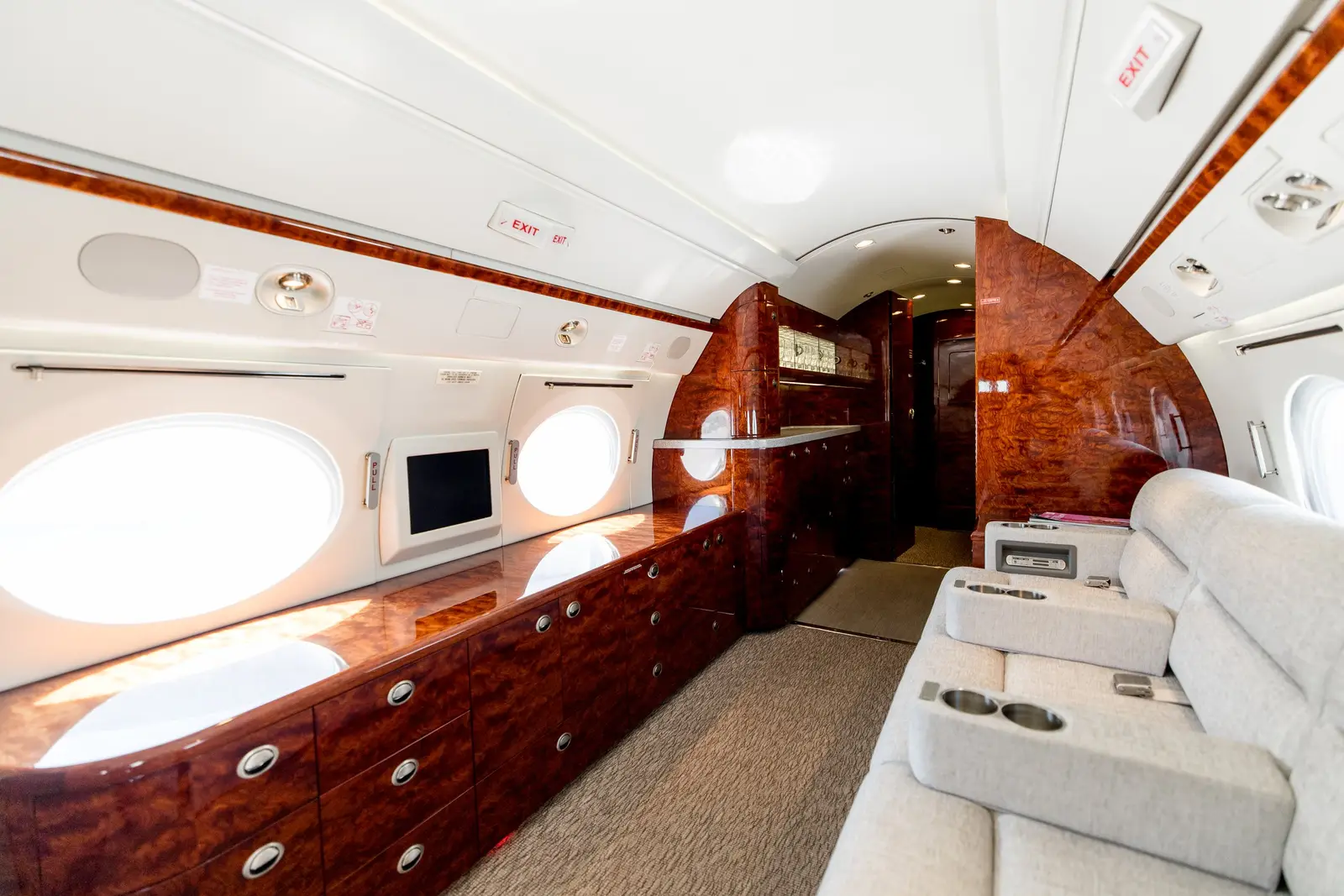 Gulfstream G300 N44GJ operated by Mira Vista Aviation, Inc. photo 3