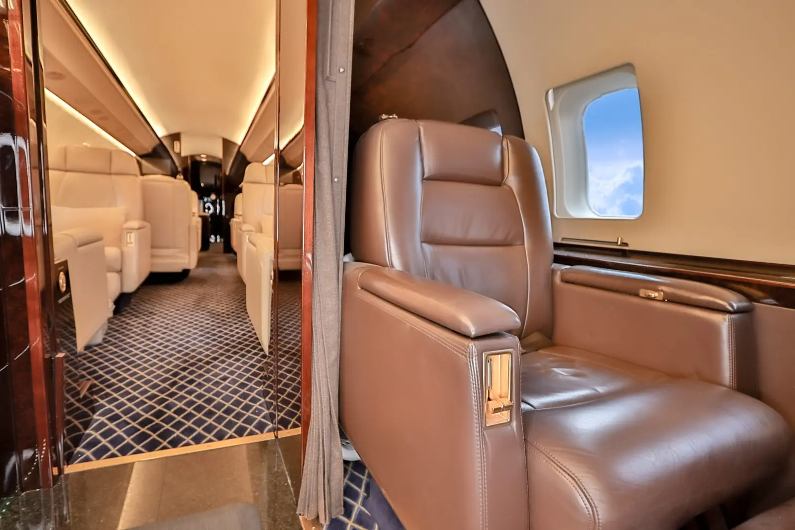 Bombardier Global Express N44WG operated by Fly Alliance photo 4