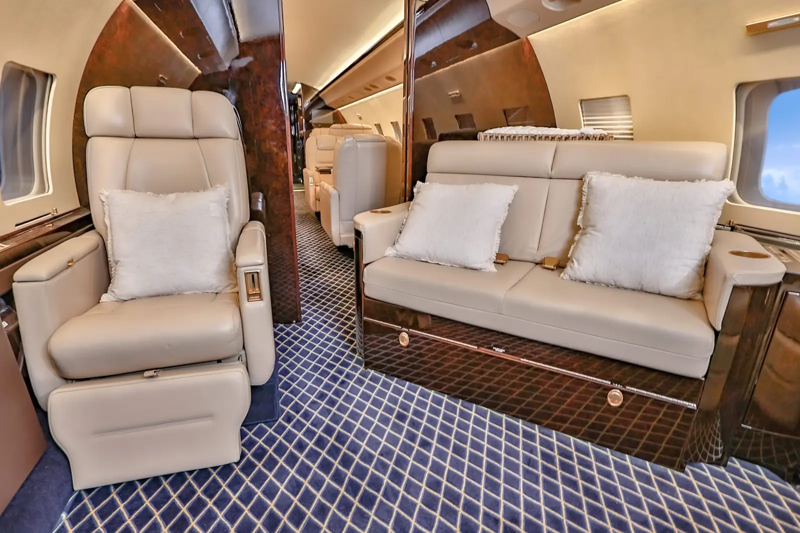 Bombardier Global Express N44WG operated by Fly Alliance photo 5