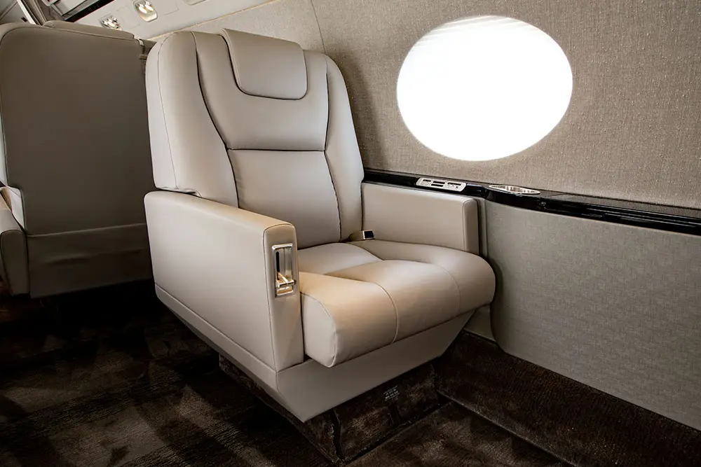 Gulfstream G450 N450AR operated by Cirrus Aviation Services photo 3