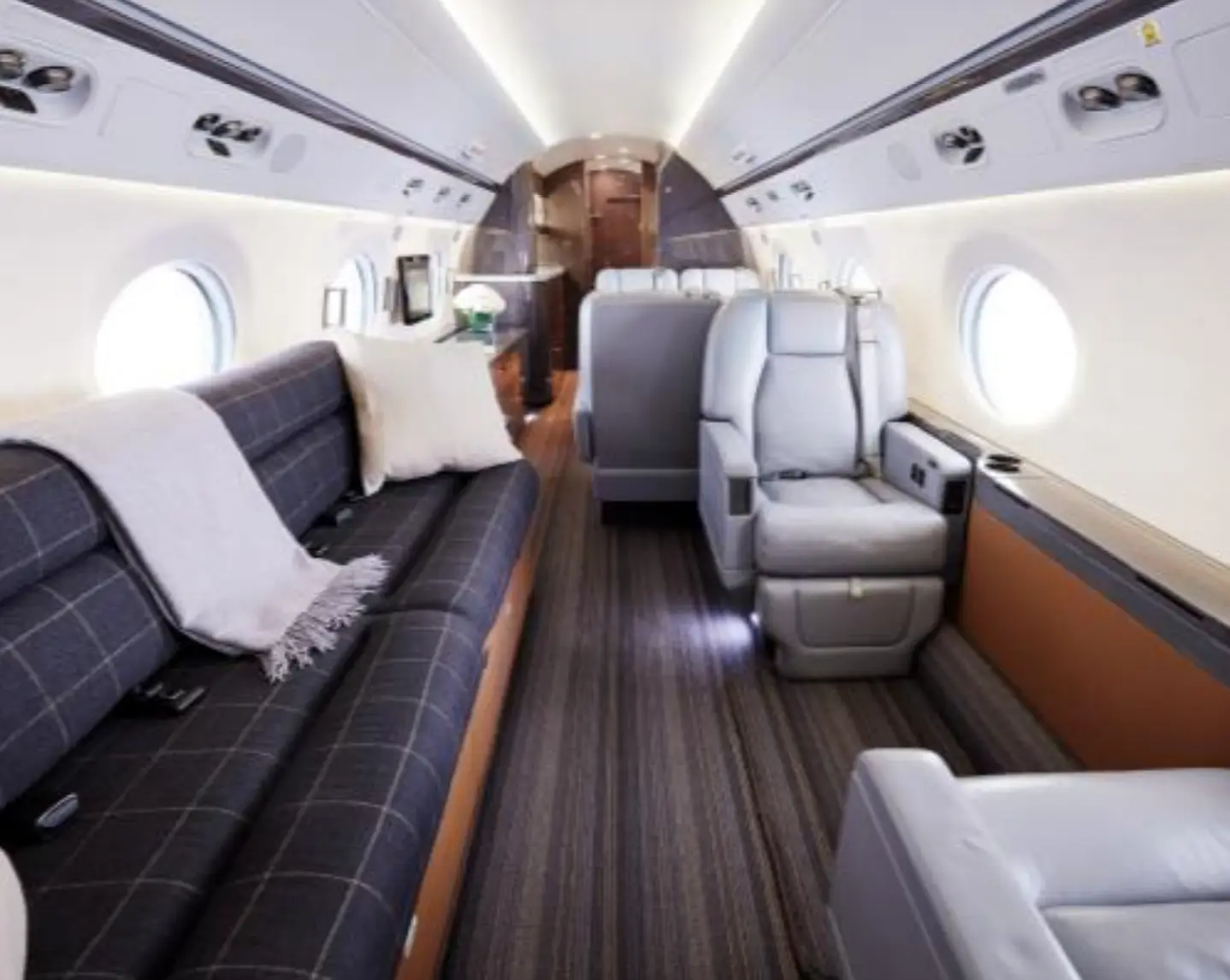 Gulfstream G450 N450JS operated by Jet Aviation photo 3